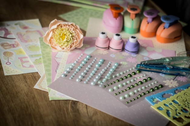 Przykładowe zestawy nici i próbki haftu